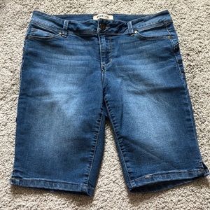 🎉10/$10 Women’s jean shorts size 11